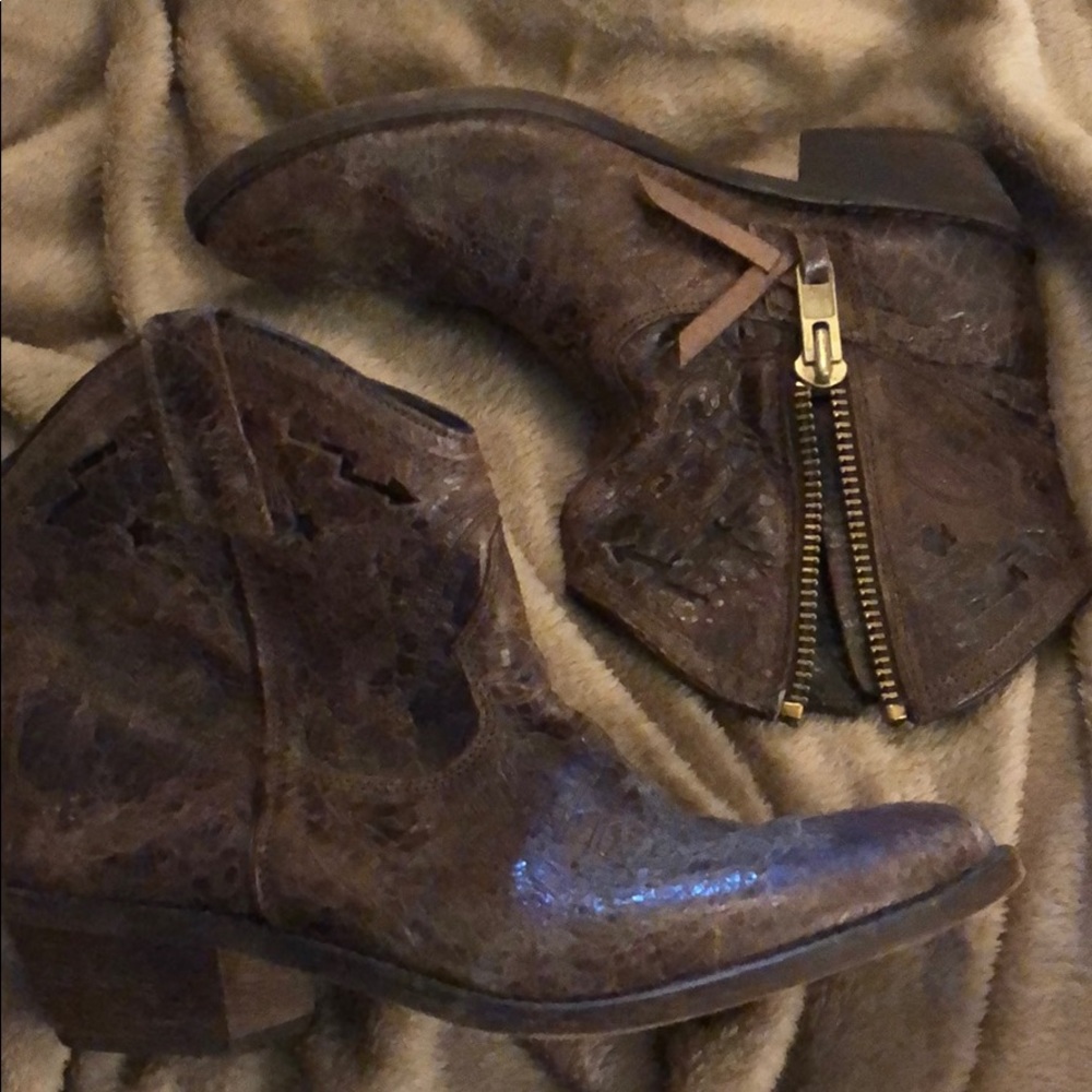 Short cowgirl boots